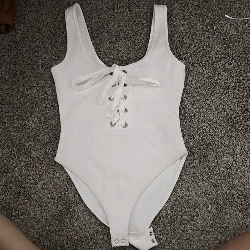 🎀 FOREVER 21 — WHITE BODYSUIT 🎀